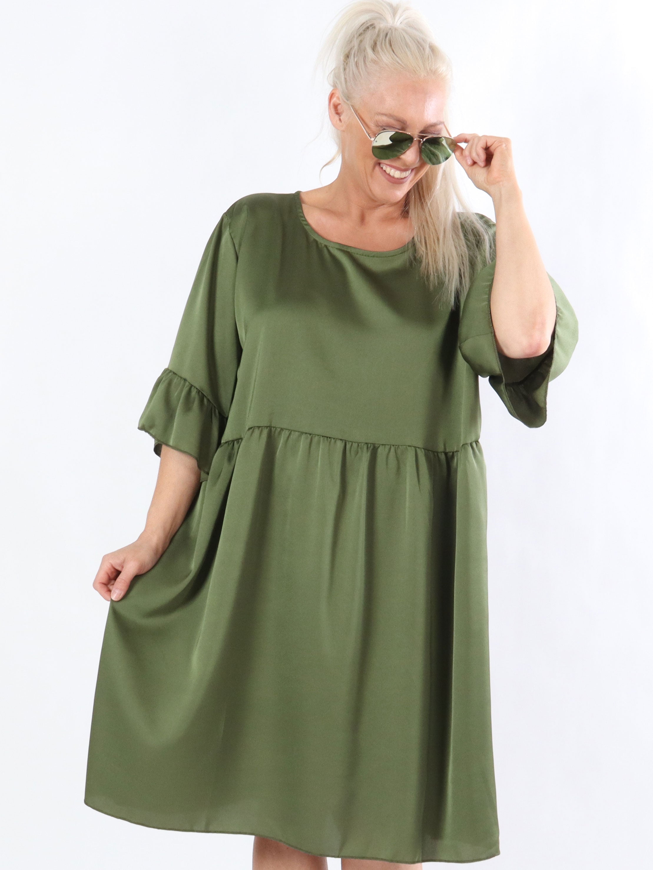 Jacqueline - Feminin klänning i silkeslook med volangärmar